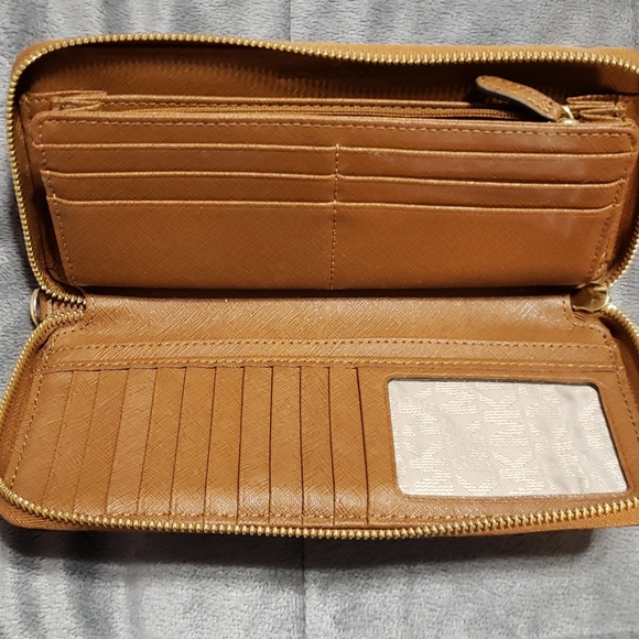 Michael Kors Wallet - Picture 5 of 9